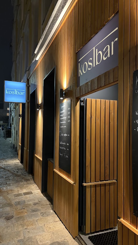 Außenansicht der Kostbar bei Nacht