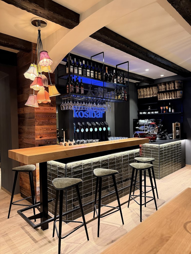 Innenraum der Kostbar mit Bar und Weinregal